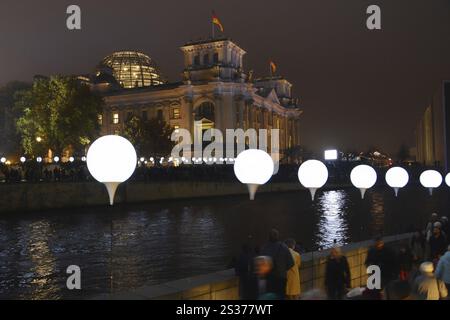 Lichterkette entlang der ehemaligen Berliner Mauer Stockfoto