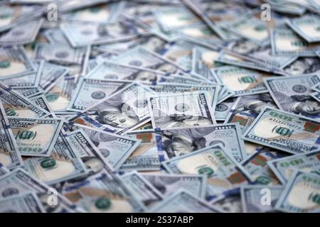 Sehr viele US-Dollar-Scheine aus nächster Nähe. Riesige Menge an us-Banknoten auf einem flachen Tisch Stockfoto