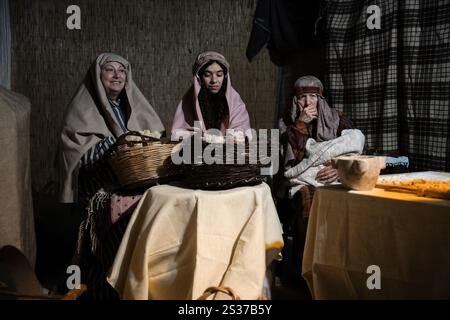 Morcone, Italien. Januar 2025. Drei Frauen arbeiten mit Baumwolle während der Living Krippe Scene für die 40. „Il Presepe nel Presepe“. Die Darstellung ist eine italienische Tradition in einer kleinen Stadt, die wie eine echte Krippe aussieht. Quelle: SOPA Images Limited/Alamy Live News Stockfoto