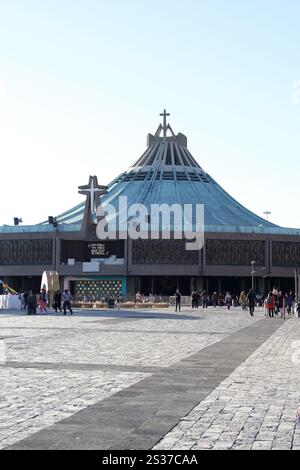 Mexiko-Stadt, Mexiko - 26. November 2024: Die Basilika Santa Maria de Guadalupe ist ein Heiligtum der katholischen Kirche, das der Jungfrau gewidmet ist Stockfoto