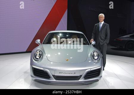 Porsche-Chef Matthias Mueller mit dem neuen Porsche 911 Carrera S auf der IAA Stockfoto
