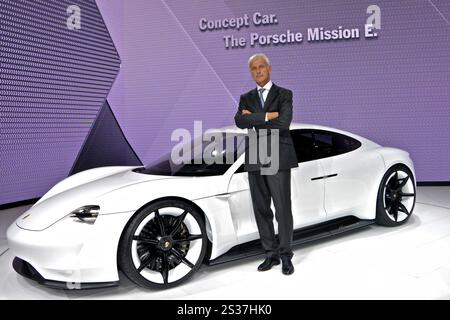 Porsche-Chef Matthias Mueller mit der neuen Porsche Mission E Stockfoto