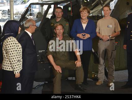 Bundeskanzlerin Angela Merkel besucht in Begleitung des türkischen Verkehrsministers Luefti Elvan den Stand der Bundeswehr in der ILA berlin-Brandenburg Stockfoto