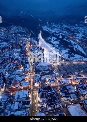Das schneebedeckte Bergdorf in Bansko, Bulgarien, bietet Winterzauber und Urlaubsstimmung Stockfoto