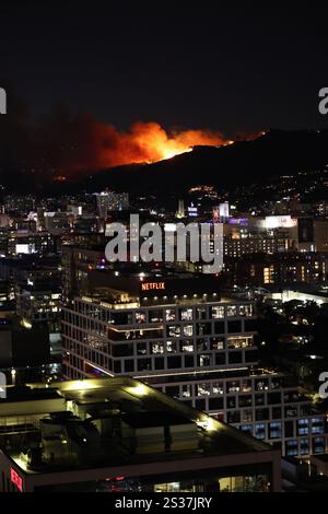 Los Angeles CA. 8. Januar 2025. Am 8. Januar 2025 bricht in Los Angeles, Kalifornien, das Feuer bei Sonnenuntergang aus. Credit: Mpi34/Media Punch/Alamy Live News Stockfoto