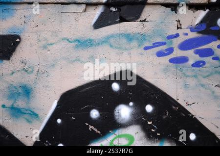 Ein Fragment von Graffiti Zeichnung mit Konturen, angewandt auf die Wand mit Hilfe von Dosen mit Aerosol Farben über den farbigen Füllen von Bereichen. Backgroun Stockfoto