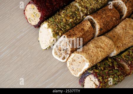 Rollen türkischer Delikatessen mit vielen verschiedenen Aromen und Füllungen aus nächster Nähe auf dem Tisch der Händler Markt Basar mit Kopierraum. türkische Brötchen Stockfoto