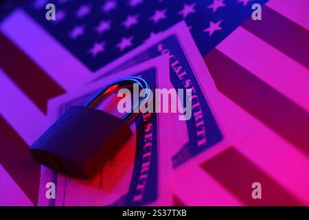 Vorhängeschloss und Sozialversicherungskarte auf der Flagge der Vereinigten Staaten in Nahaufnahme. Identitätsdiebstahl und Identitätsschutzkonzept. Vorhängeschloss und Sozialversicherungskarte an Stockfoto