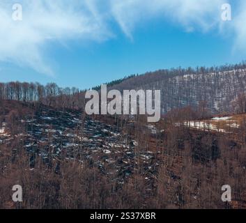 Der frühe Frühling Karpaten plateau Landschaft mit Schnee auf der Piste, in der Ukraine. Stockfoto