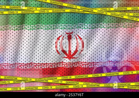 Iran-Flagge und gelbes COVID-19-Quarantäneband. Coronavirus oder pandemisches 2019-nCoV-Viruskonzept. Iran-Flagge und gelbes COVID-19-Quarantäneband. Stockfoto