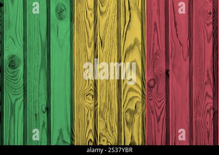 Mali-Flagge in hellen Farben an alten Holzwänden aus nächster Nähe dargestellt. Strukturiertes Banner auf rauem Hintergrund. Mali-Flagge in hellen Farben dargestellt Stockfoto