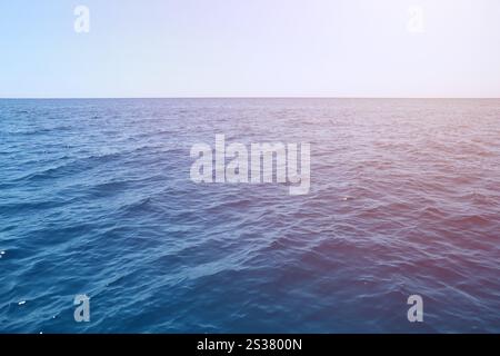 Der Blick nach vorne am Morgenhimmel ist hellblau mit klaren weißen Wolken. Und der Ozean tief Indigo bei Tageslicht. Ich fühle mich ruhig, cool, entspannend. Die Idee Stockfoto
