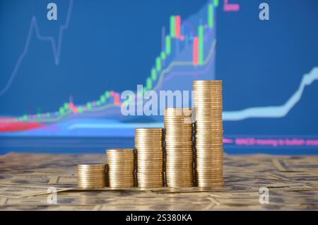 Goldene Münzstapel als Grafik angeordnet. Immer größer werdende Münzsäulen, Stufenmünzen. Geschäfts- und Finanzkonzepte. Goldene Münzstapel Stockfoto