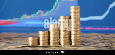Goldene Münzstapel als Grafik angeordnet. Immer größer werdende Münzsäulen, Stufenmünzen. Geschäfts- und Finanzkonzepte. Goldene Münzstapel Stockfoto
