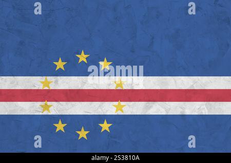 Cabo Verde Flagge in hellen Farben dargestellt auf alten Relief verputzen Wand hautnah. Texturierte Banner auf rauen Hintergrund Stockfoto