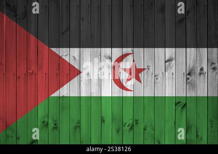 Westsahara-Flagge in hellen Farben auf alten Holzwänden aus nächster Nähe dargestellt. Strukturiertes Banner auf rauem Hintergrund. Westsahara-Flagge abgebildet in Stockfoto