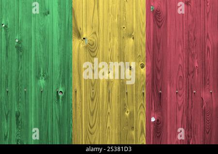 Mali-Flagge in hellen Farben an alten Holzwänden aus nächster Nähe dargestellt. Strukturiertes Banner auf rauem Hintergrund. Mali-Flagge in hellen Farben dargestellt Stockfoto