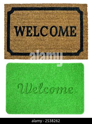 Begrüßungsmatten isoliert auf weißem Hintergrund. Begrüßungsmatten isoliert über weiß Stockfoto