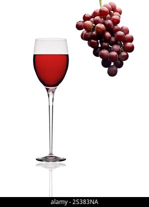 Rotwein und Trauben isoliert auf weißem Hintergrund. Rotwein und Trauben Stockfoto