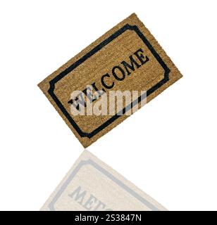 Eine neue willkommene Türmatte isoliert auf weißem Hintergrund. Neue Willkommens-Türmatte isoliert Stockfoto