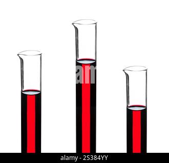 Reagenzgläser mit Blut isoliert auf weißem Hintergrund. Reagenzgläser mit Blut Stockfoto