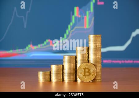 Münzstapel und goldener Bitcoin. Nahaufnahme von digitalen Bitcoin- und Münzgeldstapeln, Finanzgeschäftskonzept für Kryptowährungen. Nahaufnahme von Stockfoto
