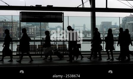 Aktenfoto vom 09/14 von Pendlern, die in der Hauptverkehrszeit am Morgen den Bahnsteig an der Blackfriars Station, London, überqueren. Ende 2024 war der schnellste Rückgang der Zahl der Bewerber, die seit mehr als einem Jahr auf feste Arbeitsplätze eingestellt wurden, zu verzeichnen, wie neue Forschungsergebnisse vermuten lassen. Ausgabedatum: Donnerstag, 9. Januar 2025. Stockfoto