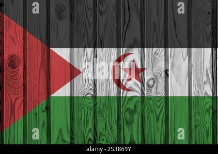Westsahara-Flagge in hellen Farben auf alten Holzwänden aus nächster Nähe dargestellt. Strukturiertes Banner auf rauem Hintergrund. Westsahara-Flagge abgebildet in Stockfoto