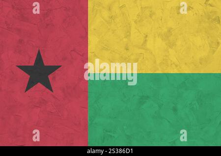 Guinea-Bissau-Flagge in hellen Farben auf alten Reliefputzwänden aus nächster Nähe dargestellt. Strukturiertes Banner auf rauem Hintergrund. Flagge Guinea-Bissau Stockfoto