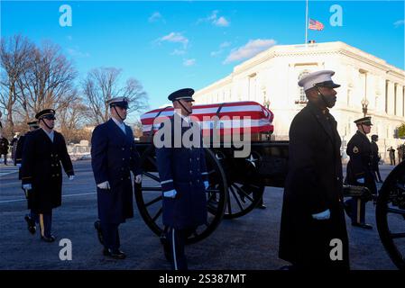Washington, Usa. Januar 2025. Die Schatulle mit den Überresten des ehemaligen Präsidenten Jimmy Carter kommt am Dienstag, 7. Januar 2025, auf einem Pferdewagen im Kapitol der Vereinigten Staaten an. Carter starb am 29. Dezember 2024 im Alter von 100 Jahren. Foto von Susan Walsh/Pool über CNP/ABACAPRESS. COM Credit: Abaca Press/Alamy Live News Stockfoto