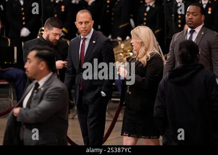 Washington, Usa. Januar 2025. Hakeem Jeffries (Demokrat von New York), links, trifft ein, bevor die Schatulle des ehemaligen Präsidenten Jimmy Carter am 7. Januar 2025 in Washington im Kapitol liegt. Carter starb am 29. Dezember im Alter von 100 Jahren. (AP Photo/J. Scott Applewhite, Pool) Credit: Abaca Press/Alamy Live News Stockfoto