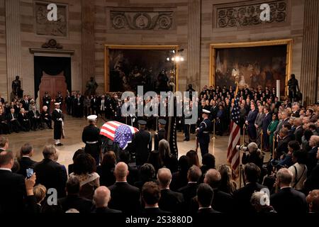 Washington, Usa. Januar 2025. Die Teilnehmer der Zeremonie sehen zu, wie der mit Fahnen überzogene Sarg des ehemaligen Präsidenten Jimmy Carter im Kapitol am Dienstag, den 7. Januar 2025, in Washington liegt. Carter starb am 29. Dezember im Alter von 100 Jahren. Foto: J. Scott Applewhite/Pool über CNP/ABACAPRESS. COM Credit: Abaca Press/Alamy Live News Stockfoto