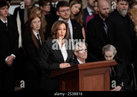 Washington, Usa. Januar 2025. US-Vizepräsidentin Kamala Harris spricht während einer Zeremonie für den ehemaligen Präsidenten Jimmy Carter, während Carter am Dienstag, den 7. Januar 2025 in Washington im US-Kapitol liegt. Carter starb am 29. Dezember im Alter von 100 Jahren. Foto: J. Scott Applewhite/Pool über CNP/ABACAPRESS. COM Credit: Abaca Press/Alamy Live News Stockfoto