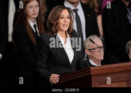 Washington, Usa. Januar 2025. US-Vizepräsidentin Kamala Harris spricht während einer Zeremonie für den ehemaligen Präsidenten Jimmy Carter, während Carter am Dienstag, den 7. Januar 2025 in Washington im US-Kapitol liegt. Carter starb am 29. Dezember im Alter von 100 Jahren. Foto: J. Scott Applewhite/Pool über CNP/ABACAPRESS. COM Credit: Abaca Press/Alamy Live News Stockfoto