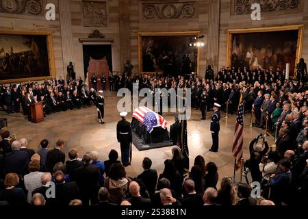 Washington, Usa. Januar 2025. Der mit Fahnen überzogene Sarg des ehemaligen Präsidenten Jimmy Carter befindet sich während einer Zeremonie im Kapitol am Dienstag, den 7. Januar 2025 in Washington. Carter starb am 29. Dezember im Alter von 100 Jahren. Foto: J. Scott Applewhite/Pool über CNP/ABACAPRESS. COM Credit: Abaca Press/Alamy Live News Stockfoto