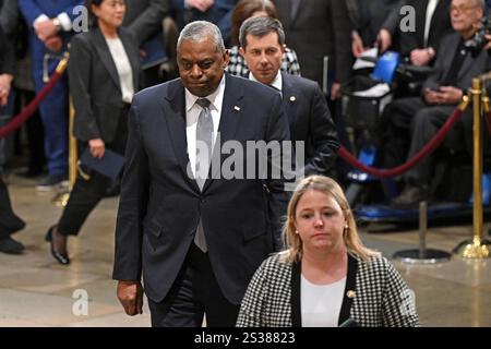 Washington, Usa. Januar 2025. US-Verteidigungsminister Lloyd Austin (C) und US-Verkehrsminister Pete Buttigieg (R) treffen am 7. Januar 2025 im US-Kapitol Rotunda in Washington, DC ein. Carter, der 39. Präsident der Vereinigten Staaten, starb im Alter von 100 Jahren am 29. Dezember 2024 in seinem Haus in Plains, Georgia. Foto von Saul Loeb/Pool über CNP/ABACAPRESS. COM Credit: Abaca Press/Alamy Live News Stockfoto