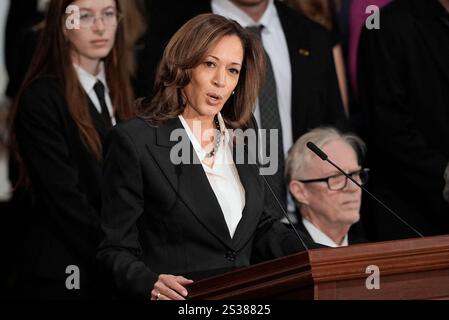 Washington, Usa. Januar 2025. US-Vizepräsidentin Kamala Harris spricht während einer Zeremonie für den ehemaligen Präsidenten Jimmy Carter, während Carter am Dienstag, den 7. Januar 2025 in Washington im US-Kapitol liegt. Carter starb am 29. Dezember im Alter von 100 Jahren. Foto: J. Scott Applewhite/Pool über CNP/ABACAPRESS. COM Credit: Abaca Press/Alamy Live News Stockfoto