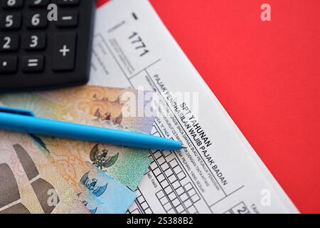 Indonesisches Steuerformular 1771 Körperschaftsteuerpflichtige jährliche Einkommensteuererklärung mit Stift liegt auf der Tabelle des Wirtschaftsprüfers. Indonesisches Steuerformular 1771 Körperschaftsteuerpflichtige Stockfoto