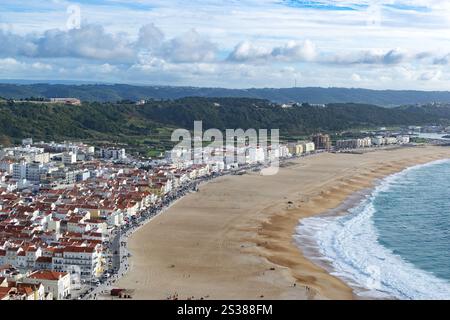 Die Stadt Nazare in Portugal, das Symbol des Surfens. Küste und Blick von oben auf die Stadt. Touristenort mit großen Wellen. Querformat. Stockfoto