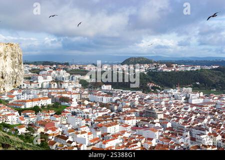 Die Stadt Nazare in Portugal, das Symbol des Surfens. Küste und Blick von oben auf die Stadt. Touristenort mit großen Wellen. Querformat. Stockfoto