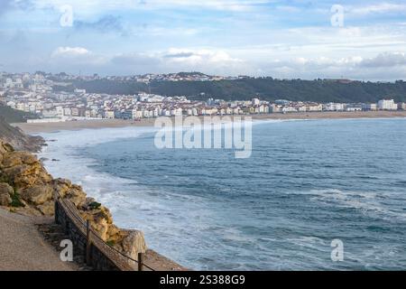 Die Stadt Nazare in Portugal, das Symbol des Surfens. Küste und Blick von oben auf die Stadt. Touristenort mit großen Wellen. Querformat. Stockfoto