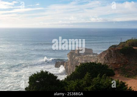 Die Stadt Nazare in Portugal, das Symbol des Surfens. Küste und Blick von oben auf die Stadt. Touristenort mit großen Wellen. Querformat. Stockfoto