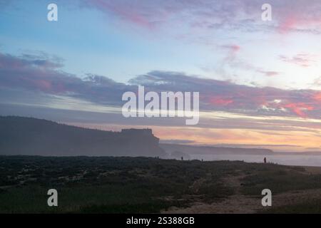 Die Stadt Nazare in Portugal, das Symbol des Surfens. Küste und Blick von oben auf die Stadt. Touristenort mit großen Wellen. Querformat. Stockfoto