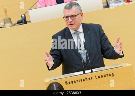 Dr. Florian Herrmann, CSU. 38. Plenarsitzung des Bayerischen Landtags. Staatsminister Dr. Florian Herrmann, Leiter der Bayerischen Staatskanzlei und Staatsminister für Bundesangelegenheiten und Medien , bei seiner Rede. München Bayern Deutschland *** Dr. Florian Herrmann, CSU 38 Plenarsitzung des Bayerischen Landtags Staatsminister Dr. Florian Herrmann, Leiter der Bayerischen Staatskanzlei und Staatsminister für Bund und Medien , während seiner Rede München Bayern Deutschland Urheberrecht: XRolfxPossx Stockfoto
