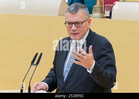 Dr. Florian Herrmann, CSU. 38. Plenarsitzung des Bayerischen Landtags. Staatsminister Dr. Florian Herrmann, Leiter der Bayerischen Staatskanzlei und Staatsminister für Bundesangelegenheiten und Medien , bei seiner Rede. München Bayern Deutschland *** Dr. Florian Herrmann, CSU 38 Plenarsitzung des Bayerischen Landtags Staatsminister Dr. Florian Herrmann, Leiter der Bayerischen Staatskanzlei und Staatsminister für Bund und Medien , während seiner Rede München Bayern Deutschland Urheberrecht: XRolfxPossx Stockfoto
