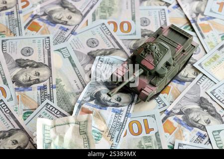 Tank auf zerknitterten 100-Dollar-Banknoten. Hintergrund der Kriegsfinanzierung und des militärischen Unterstützungspreises für die Vereinigten Staaten von Amerika Stockfoto