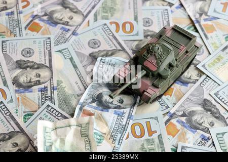 Tank auf zerknitterten 100-Dollar-Banknoten. Hintergrund der Kriegsfinanzierung und des militärischen Unterstützungspreises für die Vereinigten Staaten von Amerika. Tank auf zerknittert Stockfoto