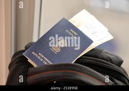 Blauer indischer Pass mit Flugtickets auf touristischem Rucksack aus nächster Nähe. Tourismus und Reisekonzept Stockfoto