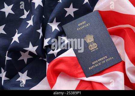 Blauer indischer Pass auf US-Nationalflagge Hintergrund Nahaufnahme. Tourismus und Diplomatie Stockfoto