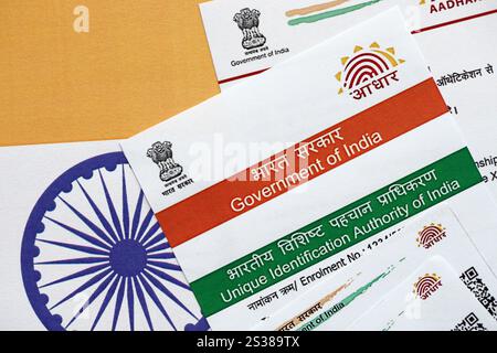 Indische Aadhaar-Karte von der Unique Identification Authority of India auf indischer Flagge Nahaufnahme Stockfoto